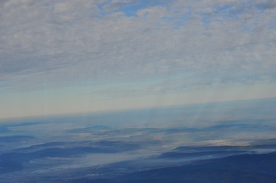 Sonnenstrahlen durch die hohe Bewölkung