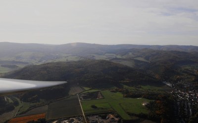 Der Kaufunger Wald als Auslöser der Werratalwelle. Im Vordergrund der Flugplatz Witzenhausen mit seinen beiden Pisten.

© Thomas Seiler