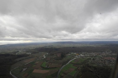 Das Werratal bei Bad Sooden-Allendorf. Die Hänge sind stärker zerklüftet als das Wesergebirge, bieten bei kräftigen Südwestwinden dennoch gute Hangflugmöglichkeiten. Im Hintergrund der Hohe Meißner, ein guter Wellenspender bei West- und bei Ostwind

© Thomas Seiler