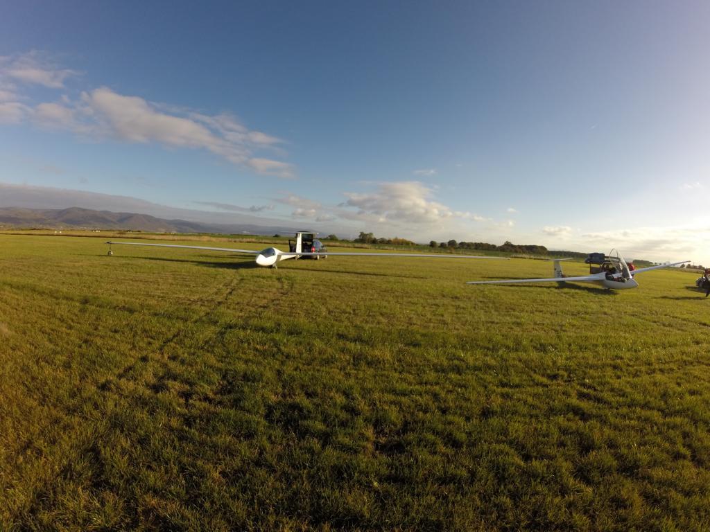 Startbereit mit Blick auf den Erzgebirgskamm und die morgentliche Rotorbewölkung