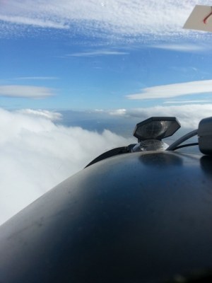 Steigen an der Luvseite der Wolken