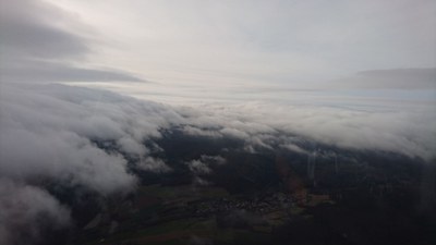 Cockpit-Sicht von Welleneinstieg und Durchstieg durch die Wolkenlücke.