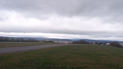 Blick vom Flugplatz nach Westen: Die Wolkenkante markiert die Föhnlücke.