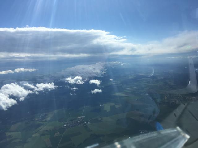 Bild 1 (144-0942LT): Blick Richtung Osten aus Höhe Harzburg, zu erkennen die Leelücke mit der aufgereihten Cu- Wolkenlinie. Darüber zu der Zeit ein mittelhohes Wolkenfeld das später abzog