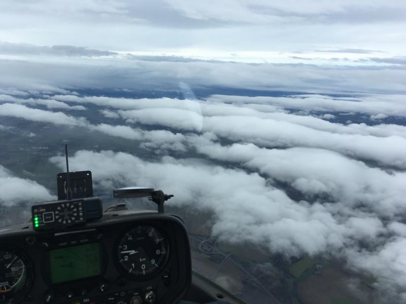 Blick Richtung SW. Die Wolken sind in Windrichtung angeordnet.