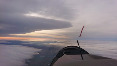 Eine klassische Föhn-Autobahn: Lenticularis in der Höhe, Rotorband unterhalb, Föhnlücke voraus. Wind von rechts mit 100 km/h. Foto: Christof Maul