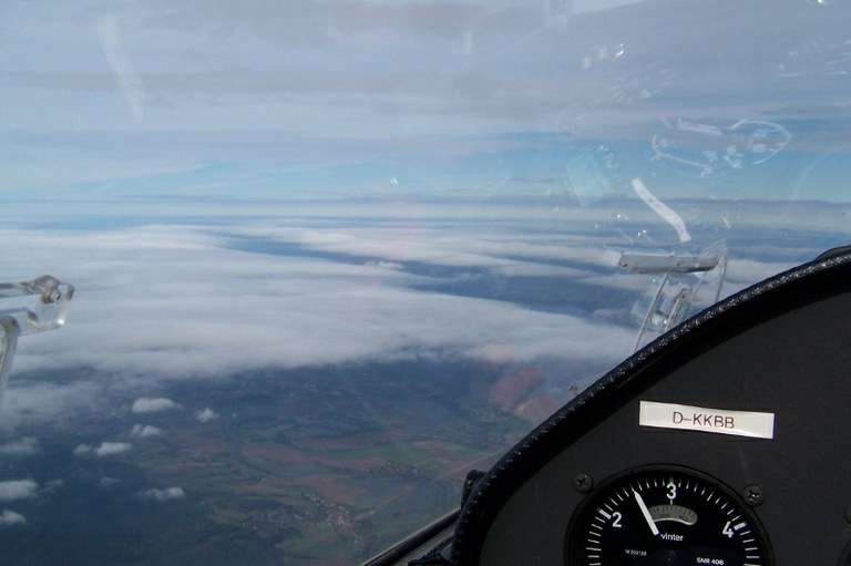 Blickrichtung Westen. Schön anzuschauen die Abzeichnung des Hanges in der Wolkendecke als "Föhnlücke" und Primärwelle.