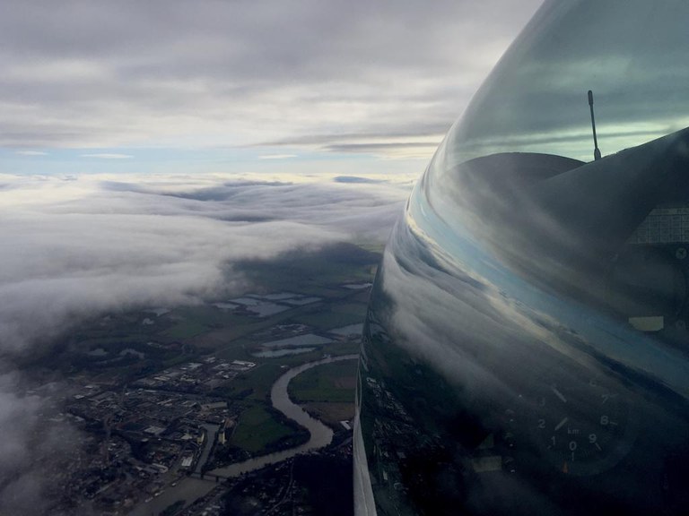 ...aus der Schaumburgwelle auf dem Weg nach Südosten, Tudor Vacaretu mit seinem Std. Cirrus über Hameln am 12.01.2020